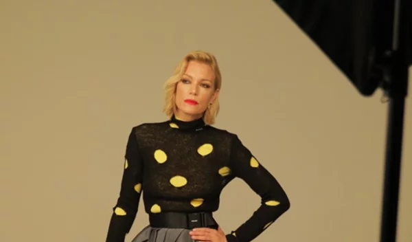 Backstage με τη Βίκυ Καγιά: Τα μυστικά του beauty look της στο εξώφυλλο της Madame Figaro