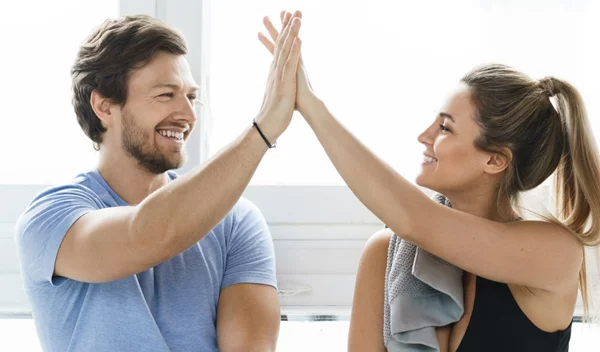 Προπόνηση για δύο: Workout για να γυμναστείς με παρέα χωρίς κανέναν εξοπλισμό