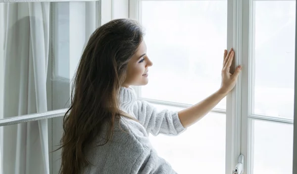 Πώς δεν θα κολλήσουμε κορονοϊό «τελευταία στιγμή»; Ο αερισμός του σπιτιού μετράει!