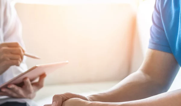 Δυσκολίες στην ούρηση στον άντρα: Τα συμπτώματα και η αντιμετώπιση