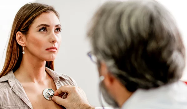 Πώς η υψηλή χοληστερόλη συμβάλλει στις καρδιακές παθήσεις στις γυναίκες;