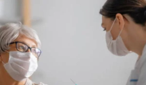 Ξεκινά ο εμβολιασμός για τις ηλικίες 60-64 με το εμβόλιο της Astra Zeneca