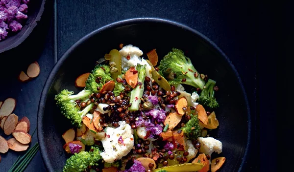 Σαλάτα με μπρόκολο, κουνουπίδι και φακές