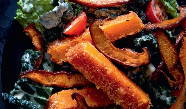 Σαλάτα με κίτρινη κολοκύθα και «μπέικον» από μανιτάρι σιτάκε 