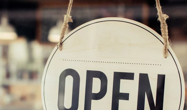 Η ζωή μετά τον εμβολιασμό για COVID-19: Θα αγκαλιαζόμαστε, θα ταξιδεύουμε, θα φοράμε μάσκα;