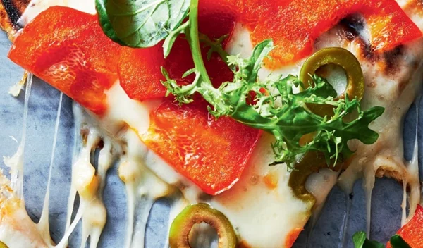 Πίτσα με σάλτσα από ντοματίνια, πράσινα λαχανικά και τραγανή κρούστα