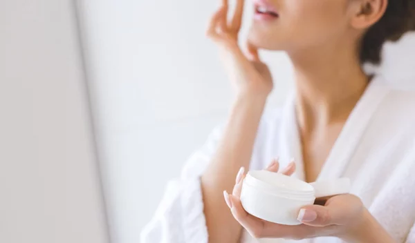 Πώς επιλέγω το σωστό αντηλιακό ανάλογα με την ηλικία μου;