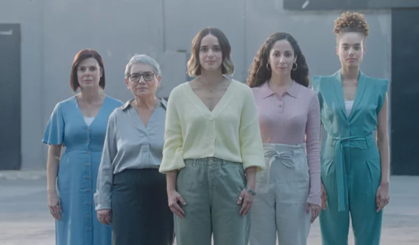 "Είσαι γυναίκα. Είσαι δύναμη!": Στο πλευρό των γυναικών τον καρκίνο του μαστού