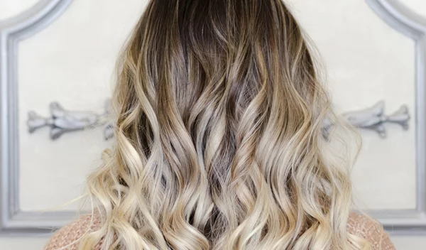 Balayage vs Highlights: Σε τι διαφέρουν και πώς να επιλέξεις