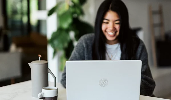 Βιντεοκλήσεις: Το να κοιτάς τον εαυτό σου μπορεί να σε επηρεάσει ψυχολογικά (αρνητικά);