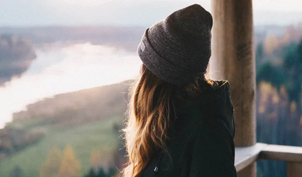 5 girly χτενίσματα για να δείχνεις πιο stylish από ποτέ με το σκουφάκι σου