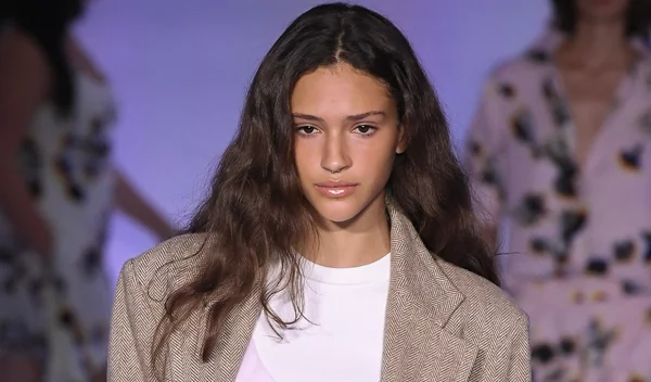 Μακριά μαλλιά που δείχνουν άτονα, χωρίς ζωντάνια; 5 μοντέρνα hairstyles που θα τους δώσουν στιλ στη στιγμή