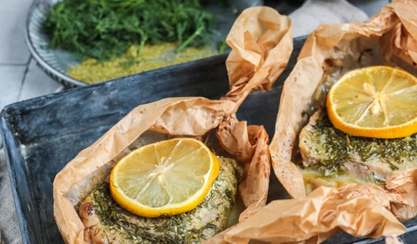 Φαγητά στη λαδόκολλα: 5 συνδυασμοί για ένα (πολύ) γρήγορο βραδινό