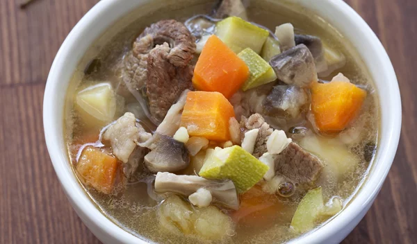 Πεντανόστιμη κρεατόσουπα: Μοσχαράκι βραστό με λαχανικά