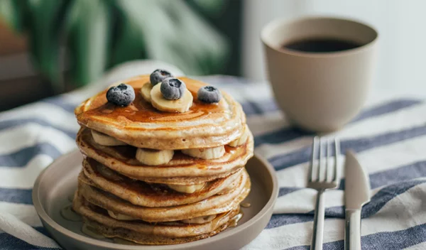 Φτιάξε υγιεινά pancakes με παντζάρι ή με κολοκυθάκια ή με γλυκοπατάτες - δες τις συνταγές!