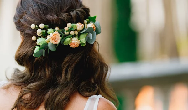 Παντρεύεσαι; 5 νυφικά χτενίσματα που μπορείς να κάνεις ακόμα και μόνη σου