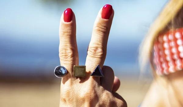 4 βερνίκια για τα πιο εντυπωσιακά κοραλλί & κόκκινα νύχια του καλοκαιριού