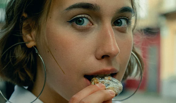 Καις θερμίδες όταν μασάς το φαγητό σου;