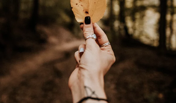 Τα ωραιότερα μαύρα μανικιούρ στο Instagram τώρα