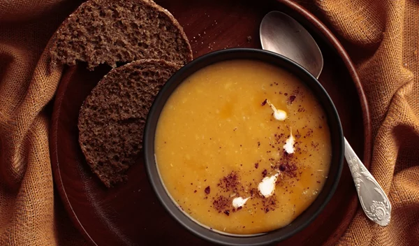 "Η βροχή θέλει κουτάλι": Η βελούδινη σούπα γλυκοπατάτας του Άκη Πετρετζίκη