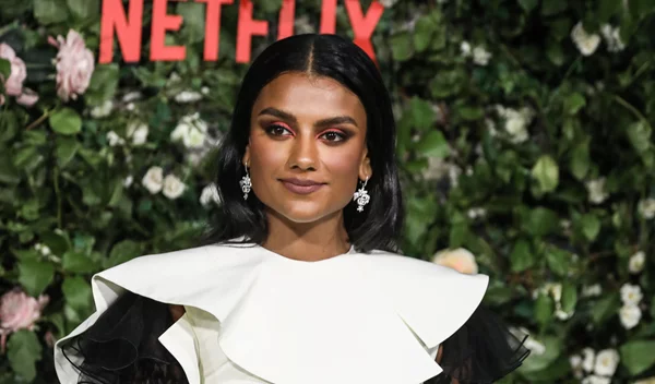 Η Simone Ashley του Bridgerton έκανε μόνη της τατουάζ. Πόσο ασφαλής είναι αυτή η διαδικασία;