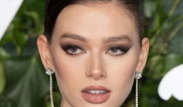 Ένα serum ματιών που θα σε βοηθήσει να αποκτήσεις μια λαμπερή, νεανική εμφάνιση στις γιορτές