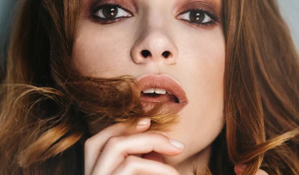 Supermodel Lip | Η hot τάση μακιγιάζ από τα 90s που έχει ξετρελάνει τη Gen Z