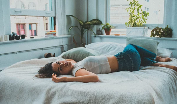 Πόσο κακό είναι να πέφτεις στο κρεβάτι με τα ρούχα που φορούσες όλη μέρα;