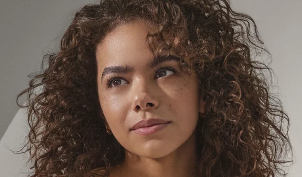 Έχεις σγουρά ή σπαστά μαλλιά; Η ολοκληρωμένη σειρά περιποίησης που χρειάζεσαι