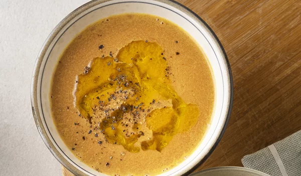 Αυτή η σούπα κόκκινης φακής με λεμόνι έχει όλα όσα ζητάς: γεύση, θρέψη και μηδέν κόπο