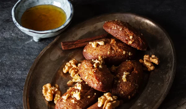 Μελομακάρονο, κουραμπιές ή δίπλες; Ποιο γλυκό είναι πιο υγιεινό;