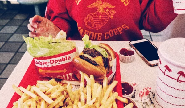 6 λόγοι που δεν πρέπει να λιμοκτονείς όταν το παρακάνεις με κάποιο γεύμα