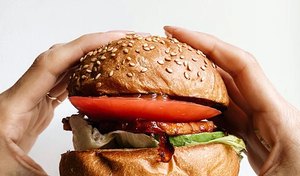 Επιθυμία για burger και κρέας: Να σε ποιο στοιχείο μπορεί να έχεις έλλειψη