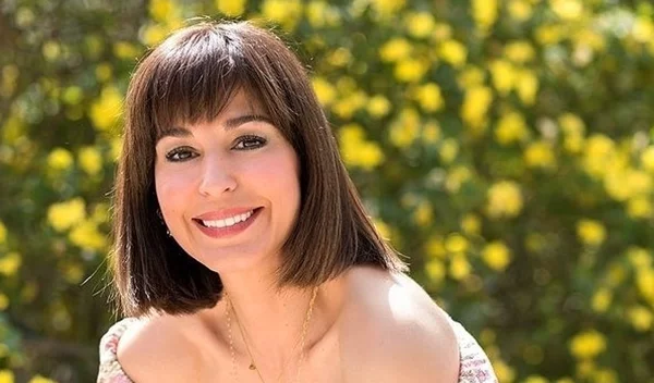 Η Κατερίνα Παπουτσάκη φόρεσε την κολακευτική σκιά που κάθε γυναίκα με καστανά μάτια πρέπει να δοκιμάσει