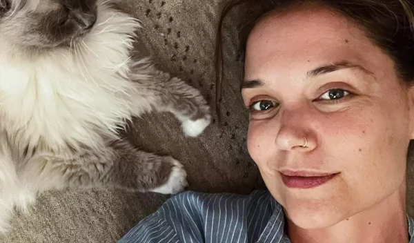 Katie Holmes: To τρικ με το ρουζ που ακολουθεί "κρύβει" χρόνια από το πρόσωπο