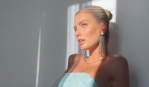 H Μαίρη Βυτινάρος προτείνει 3 πανεύκολα χτενίσματα, ιδανικά για τις bad hair days σου