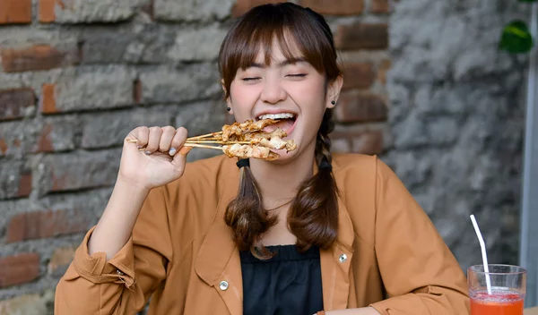 Τι να φάω όταν έχω άγχος, στενοχώρια ή νιώθω μοναξιά για να νιώσω καλύτερα ψυχικά;