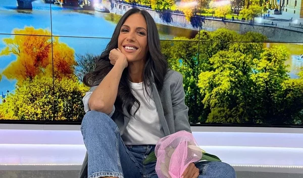 Η Ανθή Βούλγαρη έβαψε τα νύχια της στο πιο classy χρώμα όλων των εποχών