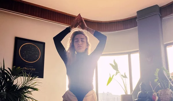 Ρούλα Ρέβη: "Καμία γυναίκα που δεν ιδρώνει, παραμένει βαμμένη, περιποιημένη και χαμογελαστή δεν κάνει αληθινή γυμναστική"