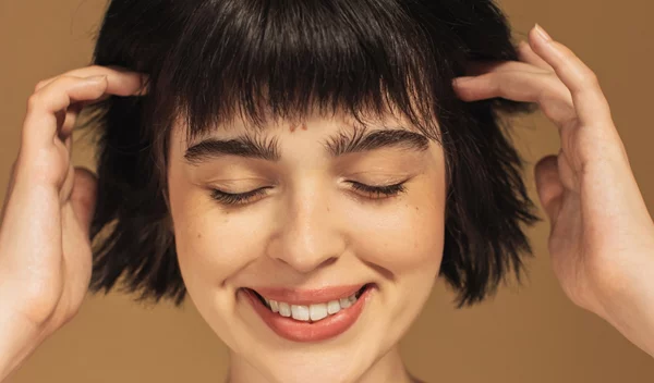 Γιατί τα μαλλιά σου λαδώνουν από τη δεύτερη μέρα - 5 λάθη που κάνεις