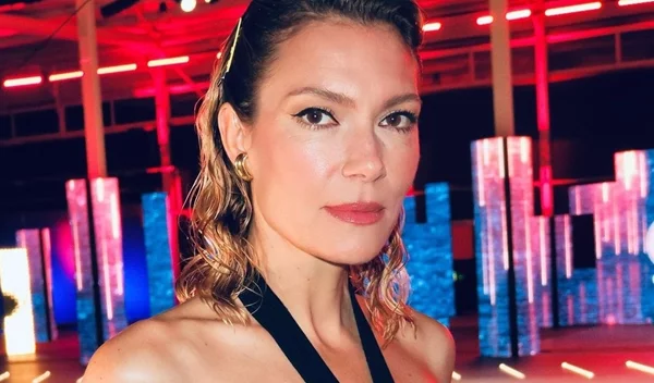 Βίκυ Καγιά: Προτείνει ένα (πολύ) σέξι χτένισμα που θα σε κάνει να δείχνεις 10 χρόνια νεότερη