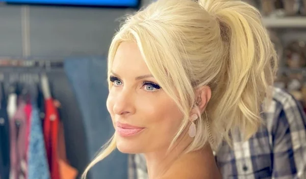 Η Ελένη Μενεγάκη φόρεσε τη ροζ σκιά που κολακεύει όλα τα χρώματα ματιών