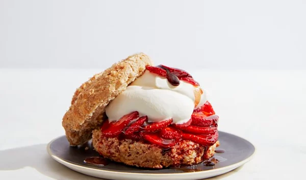 Μπισκοτοκέικ από αλεύρι ντίνκελ με φρούτα και σαντιγί