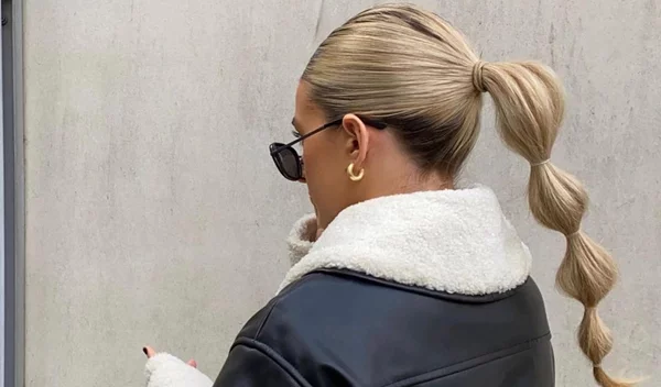 Bubble Ponytail trend: To κομψό χτένισμα που μπορείς να κάνεις πανεύκολα στο σπίτι