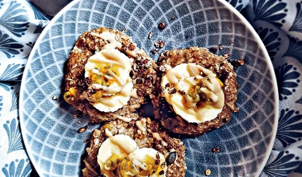 Συνταγή για pancakes πρωινού με βρόμη, μπανάνα και ταχίνι