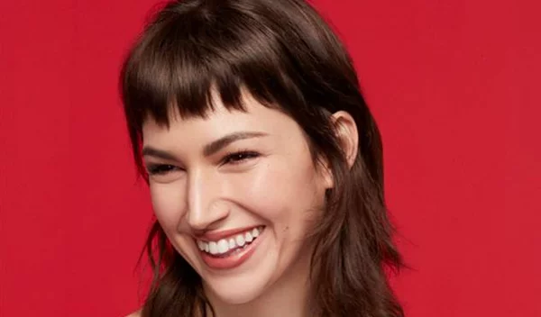 Η Shiseido αποκαλύπτει το νέο Ultimune, με την Úrsula Corberó  ως τη νέα Global Ambassador