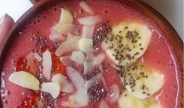 Πρωινό smoothie bowl με μπανάνα και φράουλα