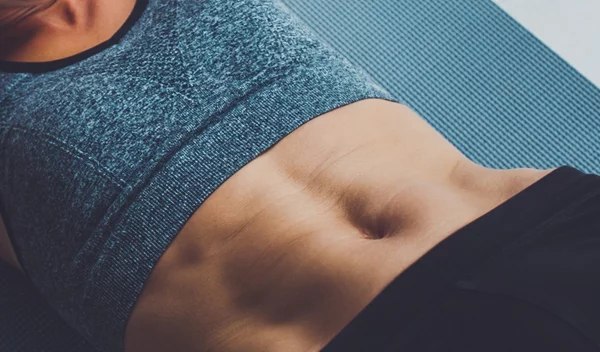 Πώς να φανούν οι κοιλιακοί; 10λεπτη ρουτίνα ασκήσεων για να κάψουμε το κοιλιακό λίπος