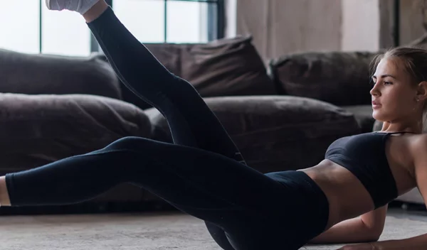 7 ασκήσεις για κοιλιακούς στο σπίτι που θα σου χαρίσουν τη γράμμωση που θέλεις