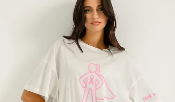 Σύμβολο δύναμης: Pink Woman και Άλμα Ζωής δημιουργούν ένα exclusive t-shirt για τις γυναίκες-ηρωίδες
